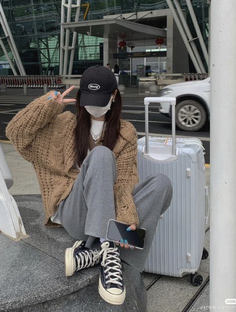 Ulzzang Airport Girl, Airport Outfit Korean, Airport Attire, Ulzzang Korea, Outfit Korean Style, Comfy Casual Outfits, Japan Outfit, Outfit Korean, Fashion Design Collection