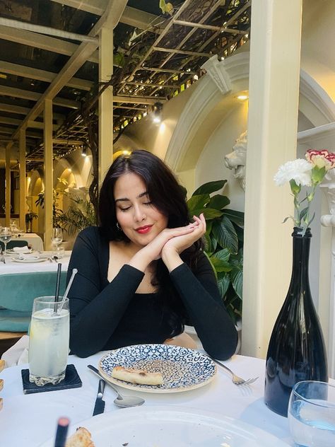 Birthday Poses In Cafe, Cafe Pose Reference, Beach Restaurant Photography, Hotel Poses Ideas, Poses At Restaurant, Poses In Restaurant, Restaurant Poses Instagram, Dinner Poses, Restaurant Poses