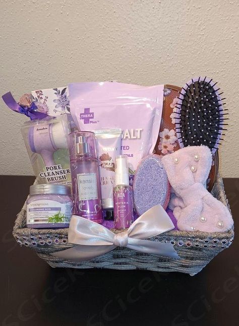 $57,00 $60,00 Purple Gift Ideas For Women, Purple Boo Basket, Pink And Purple Gift Basket, Purple Gift Basket Ideas, Purple Gift Basket, Cute Gift Basket Ideas, Spa Things, Cheap Gift Baskets, Birthday Baskets