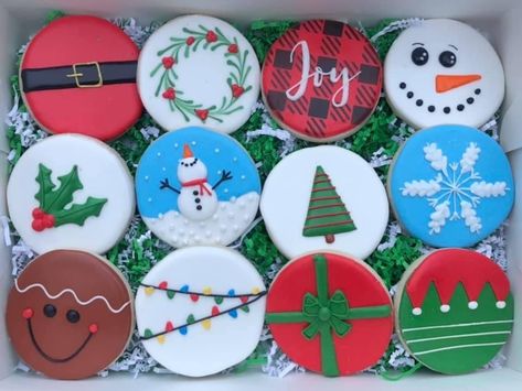 Round Christmas Cutout Cookies, Christmas Cookies Circle Decorated, Circular Christmas Cookies, Round Cookie Decorating Ideas Christmas, Round Royal Icing Cookie Ideas, Round Sugar Cookie Decorating Ideas Christmas, Simple Christmas Cookies Royal Icing, Christmas Circle Cookies Decorated, Round Christmas Cookies Decorating Ideas