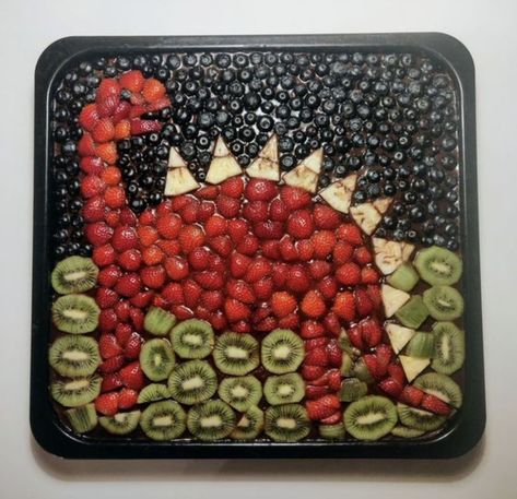 Veggie Dinosaur Tray, Three Rex Birthday Party Activities, Charcuterie Board Dinosaur, Dinosaur Party Desserts, Dinosaur Vegetable Tray, Dino Fruit Tray, Dinosaur Fruit Ideas, Dinasour Fruit Platter, Dinosaur Veggie Tray