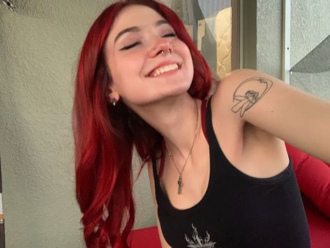 Dyed Red Hair Face Claim, Red Hair And Piercings, Red Hair Face Claim, Red Hair Selfie, Bistro Huddy, Hair Tattoo Girl, Red Hair And Tattoos, Red Hair Tattoos, Smiling Selfie