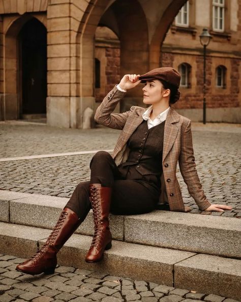 Librarycore Fashion, 40s Outfits For Women Vintage, Dandy Style Women Outfits, 1920s Detective Woman, Irish Winter Fashion, British Dress Style Women, Explorer Style, Old British Fashion, Cute Retro Outfits