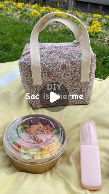 Frup’s on Instagram: "Mon premier DIY !!!  Le sac isotherme est inspiré de @lemondedemeloucouture si vous voulez le tuto en entier il est sûr sa chaîne YouTube   #coudre #cousette #cousumain #couture #coutureaddict #diy #diycouture #faitmain #passioncouture #tissu #jecoudsmagarderobe #jeportecequejecouds #jpeuxpasjaicouture #apprendreacoudre #blogcouture #couturedebutant #faitparmesdixdoigts #instacouture #japprendsacoudre #coursdecouture #surjeteuse #liberty #libertyaddict #tissuaddict #sacisotherme #tissufleuri" Sew Lunch Bag, Diy Lunch Bag, Diy Lunch, Couture Techniques, Sac Lunch, Couture Sewing, Lunch Bag, Lunch Box, Couture