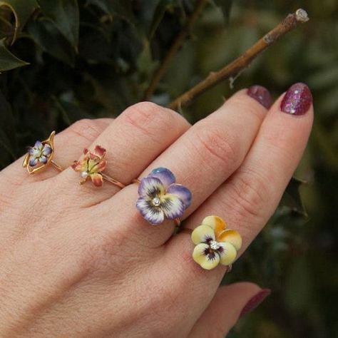 Fav Flower, Bijoux Art Nouveau, Flower Rings, Purple Pansy, Iris Flower, Dope Jewelry, Funky Jewelry, Jewelry Lookbook, Enamel Ring