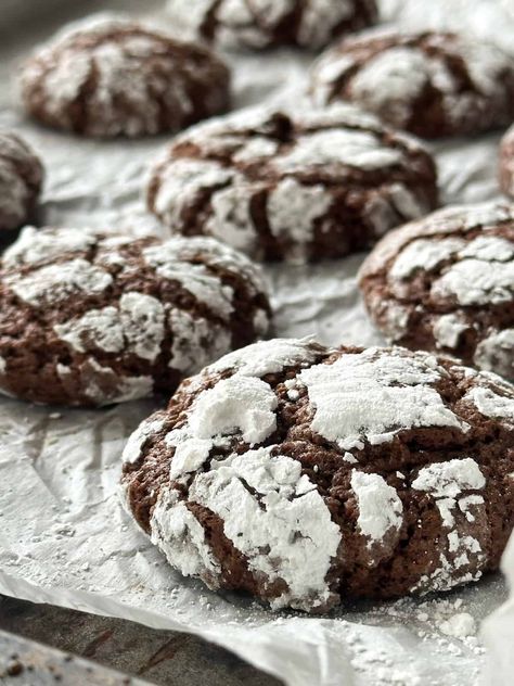 Sourdough Crinkle Cookies Chocolate Crackle Cookies, Healthy Vegan Dessert, Chocolate Crinkle Cookies Recipe, Easy Vegan Cookies, Crackle Cookies, Chocolate Crackles, Cheesecake Vegan, Crinkle Cookies Recipe, Chocolate Crinkle