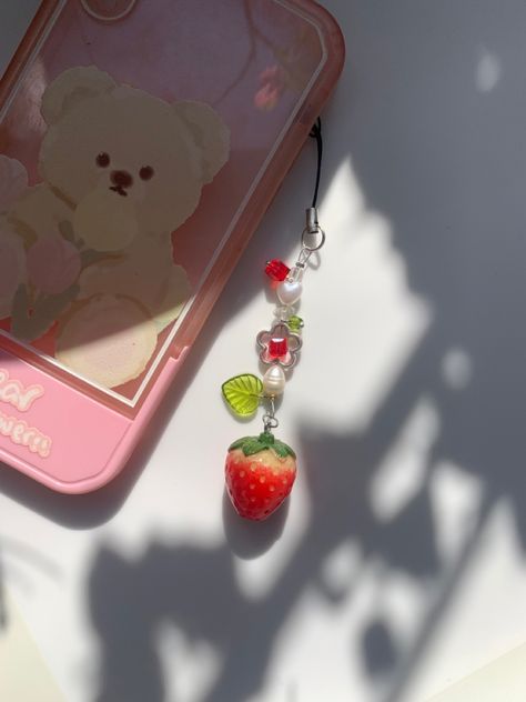 Phone Charm On Phone, Phone Cover Decoration Ideas, Phone Charm Ideas, Diy Phone Charms, Aesthetic Phone Charms, Phone Charms Aesthetic, Strawberry Accessories, Cute Phone Charms, Strawberry Phone Case