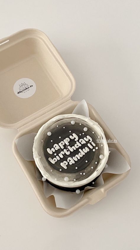 Kue Ultah Mini Aesthetic, Black Bento Cake Design For Boyfriend, Cake Mini Aesthetic, Bento Cake Aesthetic Simple, Bento Cakes Aesthetic, Korean Cake Birthday Boys, Cake Cowo, Kue Bento Cake Aesthetic, Cake Bento Aesthetic