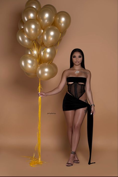 Outfit Ideas For 19th Birthday, Poses For Pictures For Birthday, Silver Metallic Photoshoot, Photoshoot Ideas 19th Birthday, 18th Birthday Ideas Photoshoot, Birthday 20 Photoshoot Ideas, Photo Shoot Ideas For 18th Birthday, 19tg Birthday Photoshoot, Photoshoot With Dress Ideas