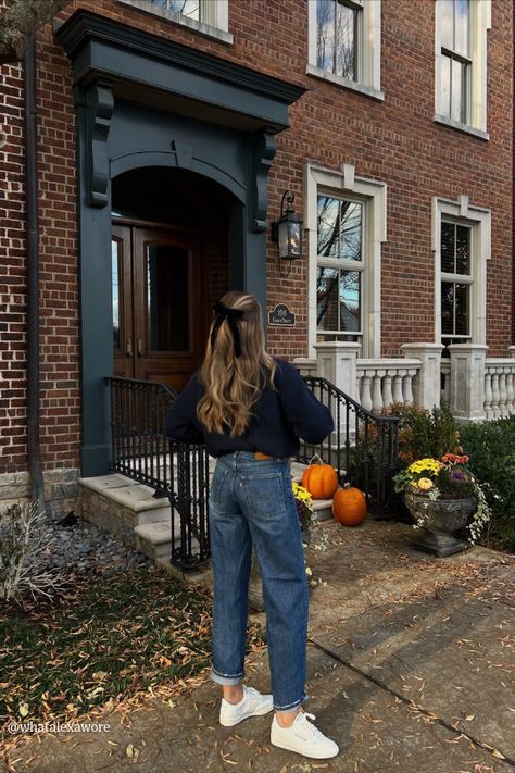 Baggy Jean Sweater Outfit, Mom Jeans Sweater Outfit, Baggy Jeans And Sweater Outfit, Mom Fit Jeans Outfits Winter, Baggy Jeans Sweater Outfit, Cold Weather Outfits Jeans, 90s Mom Fashion Outfits, Flare Jeans And Sweater Outfit, Baggy Levis Outfit