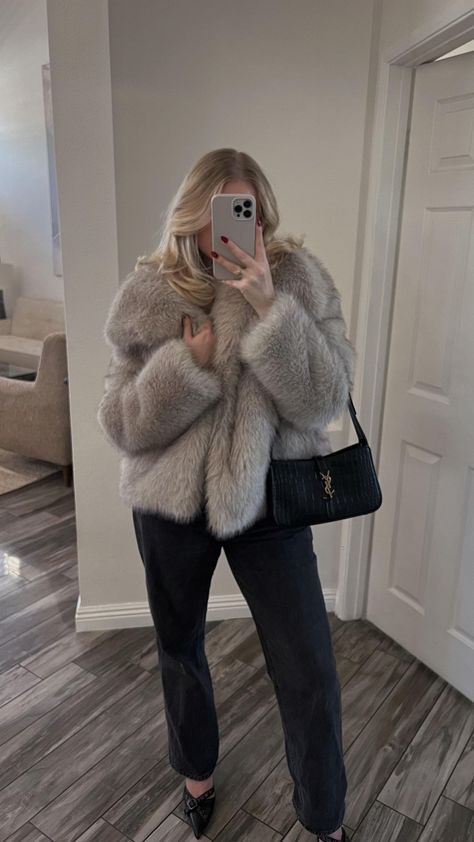 & it’s perfection @zara 🫶🏻… | Instagram Estetic Outfits, Zara Fur Coat Outfit, Outfits With Fur Coat, It Girl Winter Outfit, Zara Fur Coat, Women’s Coats, Coats Outfits Women, Fur Winter Outfits, Fur Coat Outfit Dressy