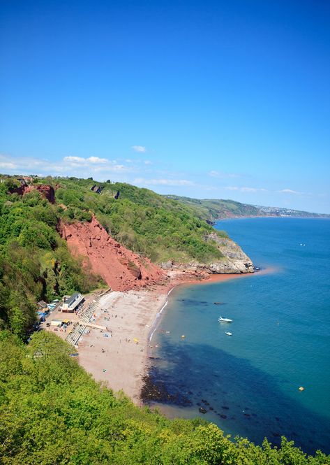 The #EnglishRiviera, a family favourite #holiday destination made up of popular #seaside towns #Torquay, #Paignton and #Brixham, stretches 22 miles along the stunning South #Devon coastline 💙 Paignton Devon, British Coastline, Torquay Devon, South Devon, Devon Uk, Beach Fits, Future Apartment, Seaside Towns, Holiday Destinations