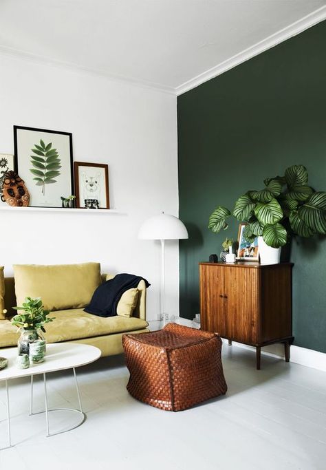 Why Every Home Needs A Green Wall — Hurd & Honey Green Walls, Living Room Green, Design Del Prodotto, Natural Home Decor, Retro Home Decor, A Living Room, Retro Home, Green Wall, Design Living