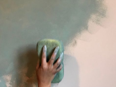 DIY Glazed wall - DesiDIY Sponge Painting Walls, Faux Concrete Wall, Gold Sharpie, Decoupage Decor, Wall Painting Techniques, Chalk Design, Accent Wall Designs, Ombre Wall, Glazed Walls