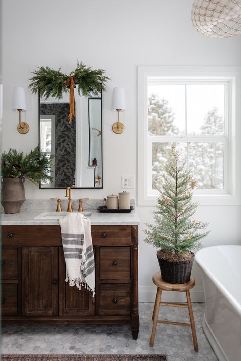 Christmas Decor Ideas For Bathroom, Bathroom Christmas Decor, Bathroom Christmas, Nice Houses, Holiday Bathroom, Bathroom Luxury, Christmas 2025, Primary Bath, Christmas Bathroom Decor