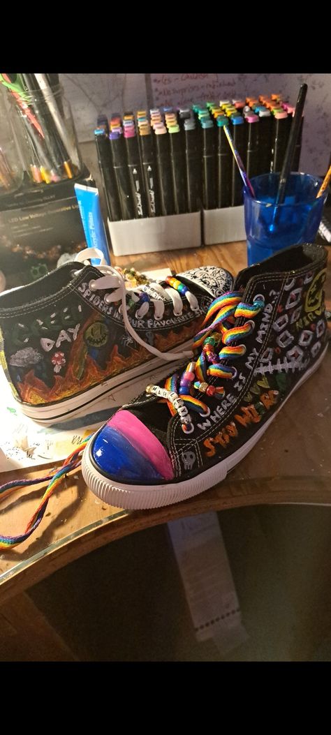 How To Decorate Shoes, Diy Converse Shoes Paint High Tops, Shoe Decorations Diy Converse, Converse Shoes Decorated, How To Customize Converse, Shoe Decoration Ideas, Alt Shoes Drawing, Decorated Converse Sharpie, Punk Craft Ideas