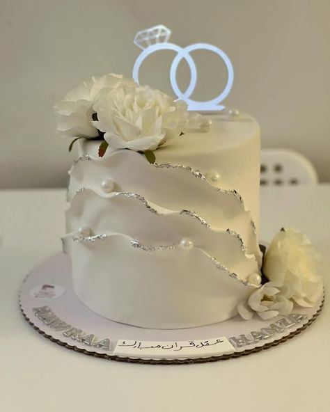 Cake Ideas For Engagement, Aesthetic Engagement Cake, Nikah Cake Ideas, Bridal Cakes Ideas, 25th Anniversary Cake For Parents, Bride Cake Wedding, Engagement Cake Designs Classy, Cake For Engagement Party, Engagement Cakes Ideas