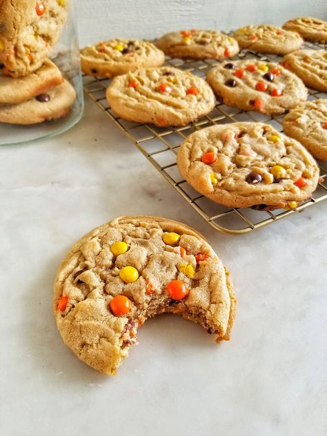 Reeses Cookies Recipes, Reese's Pieces Cookies, Reeses Cookies, Soft Peanut Butter Cookies, Freezer Dinners, Reese's Pieces, Recipe Cookies, Best Peanut Butter Cookies, Dinners Recipes