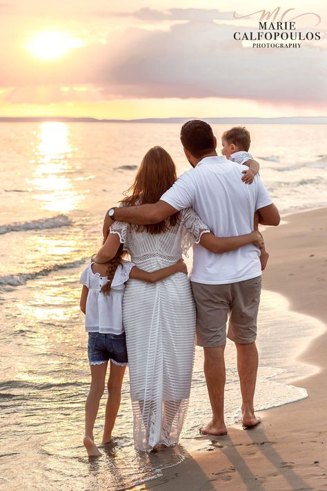 Strand Shoot, Family Beach Pictures Poses, Beach Photoshoot Family, Digital Quotes, Big Family Photos, Beach Photography Family, Cute Beach Pictures, Family Beach Portraits, Beach Photo Session