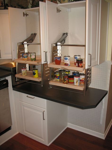 This wheelchair accessible kitchen cabinet is installed in the kitchen of the wheelchair accessible house for rent in Baltimore, MD. Disabled Kitchen, Wheelchair Accessible Kitchen, Accessible House, Accessible Kitchen, Safe Kitchen, Upper Kitchen Cabinets, Kabinet Dapur, Skiathos, Wheelchair Accessible