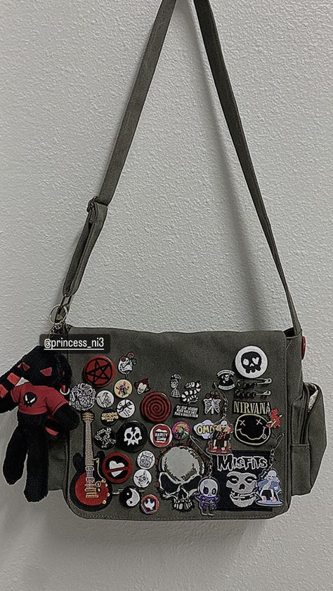 Bag Patches Ideas, Alt Messenger Bag, Emo Messenger Bag, Grunge Stuff To Buy, Emo Backpacks Diy, Punk Messenger Bag, Messenger Bag Ideas, Grunge Bags For School, Pin Bag Aesthetic