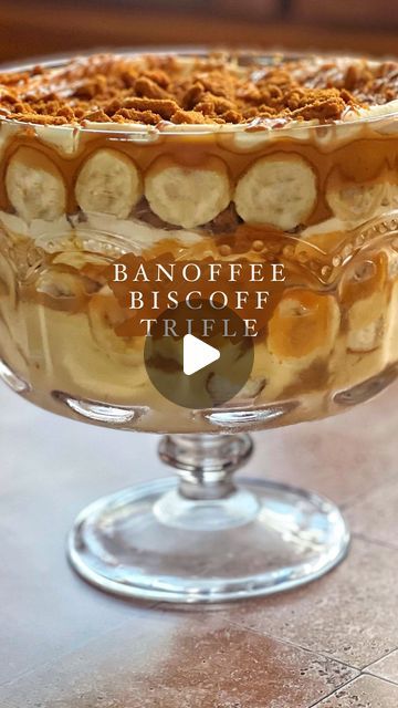 Taghrid Ahmad on Instagram: "Banoffee Biscoff Trifle revamped! This was OMG 😋 I’ve simply added sponge cake & some thick custard to my original recipe & weeeeoww it was so freakn delish!  Banoffee Biscoff Trifle  *quantities will vary depending on trifle bowl size*  1 packet plain vanilla sponge or Madeira cake, diced (I used half the pack) 2 cups thick vanilla custard 600ml thickened cream 1 tablespoon vanilla  1/3 jar Biscoff, softened  1/3 jar caramel, I used @bonnemaman_au  250g pack Biscoff cookies, roughly crushed  5-6 bananas, sliced   Note: *if you can’t find the caramel you can swap for another layer of softened Biscoff spread, it honestly doesn’t make a massive difference in terms of flavour   First whip your cream with the vanilla until soft peaks form, set aside in the fridge Banana Caramel Trifle, Banoffee Trifle Recipes, Biscoff Sponge Cake, Bananas Foster Trifle, Biscoff Banana Cake, Biscoff Banana Pudding Recipes, Vanilla Trifle Desserts, Savory Trifle Recipes, Cookie Butter Trifle