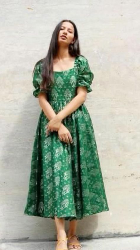 Dresses Hand Design, Traditional Frok Designs, Nick Desain Dress, Frock Designs For Stitching, Modern Kurti Design Style With Jeans, Cotton Chudidhar Designs For Stitching, Long Tops For Women Casual Indian, Cotton Gown Designs, Chudithar Designs For Stitching