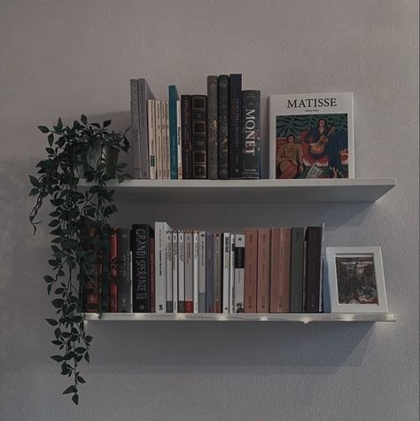 Book Bedroom Aesthetic Wall Shelves, Rooms With Bookshelves Aesthetic, Floating Book Shelf Aesthetic, Floating Shelves For Books Bedroom, Aesthetic Floating Bookshelves, Shelf Ideas For Bedroom Floating Shelves, Floating Bookshelf Aesthetic, Floating Shelves Bedroom Books, Aesthetic Bedroom Bookshelves