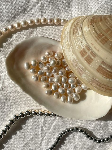 Pearl Jewlery, Pearl Aesthetic, Summer Fairy, Pearl Beach, Nice Picture, Cream Aesthetic, Pearl Accessories, Baby Pearls, Jewelry Accessories Ideas