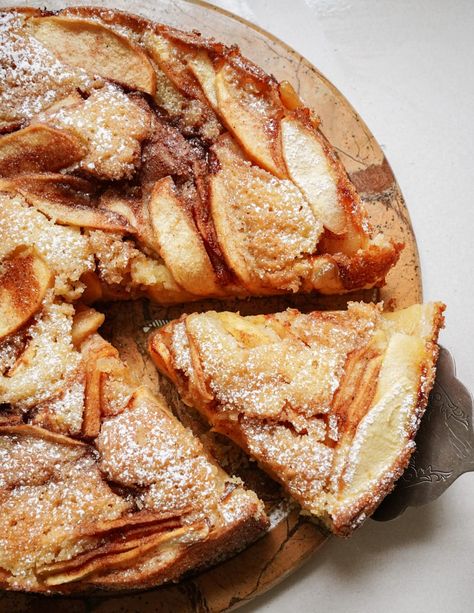 Greek Apple Cake Greek Apple Dessert, Mediterranean Apple Desserts, Apple Pear Cake, Apple Cake Birthday, Greek Apple Pie, Autumn Apple Desserts, Apple Baked Recipes, Christmas Apple Recipes, Greek Yogurt Apple Cake