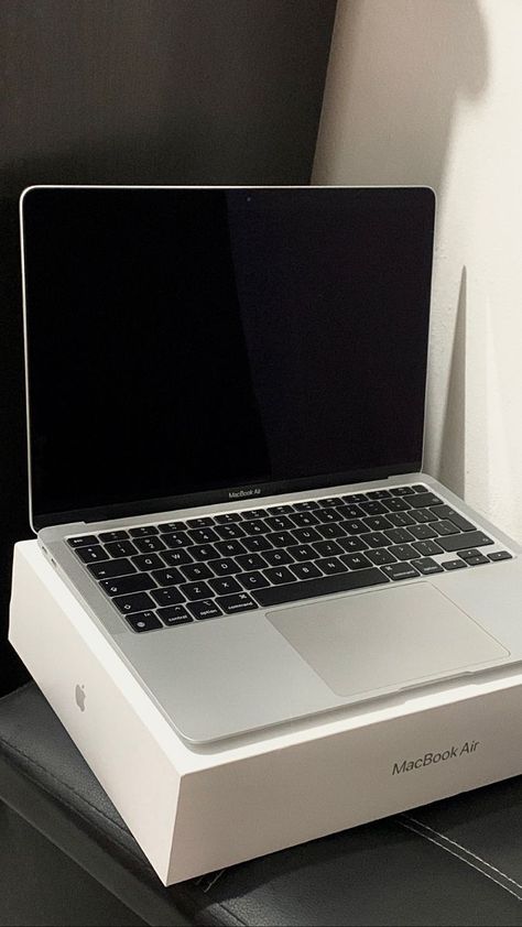 Macbook Silver Aesthetic, Macbook Air M1 Silver Aesthetic, Macbook Air M1 Space Grey Aesthetic, Silver Macbook Air Aesthetic, New Macbook Aesthetic, Mac Book Air Silver, Macbook Air M2 Silver, Nootbook Apple, Macbook Air M1 Silver