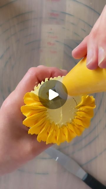 Flowers From Frosting, Piping Sunflowers Flower Cupcakes, Easy Sunflower Cupcakes, Candy Flowers For Cakes, Sunflower Piping Tip, How To Make Sunflowers With Icing, Sunflower Icing Flowers, Buttercream Sunflower Tutorial, Sunflower Cupcakes Ideas