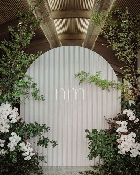 Fox & Mae on Instagram: "Entrez-vous! @josephkoprek @levantinehill" Wedding Backdrop Design Backgrounds, Photobooth Wedding Backdrop, Ripple Backdrop, Reception Styling, Photobooth Backdrop, Wedding Photo Display, Wedding Reception Backdrop, Minimalist Wedding Decor, Wedding Background Decoration