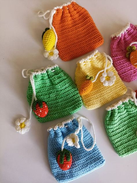 Crochet Mini Bag, Disney Crochet Patterns, Crochet Backpack Pattern, Crochet Hair Clips, Crochet Case, Crochet For Beginners Blanket, Crochet Knit Stitches, Quick Crochet Patterns, Crochet Keychain Pattern