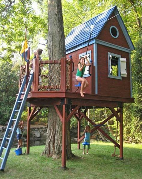 Pallet Tree Houses, Backyard Treehouse, Simple Tree House, Pallet Tree, Tree House Plans, Tree Fort, Tree House Diy, Tree House Kids, Cool Tree Houses