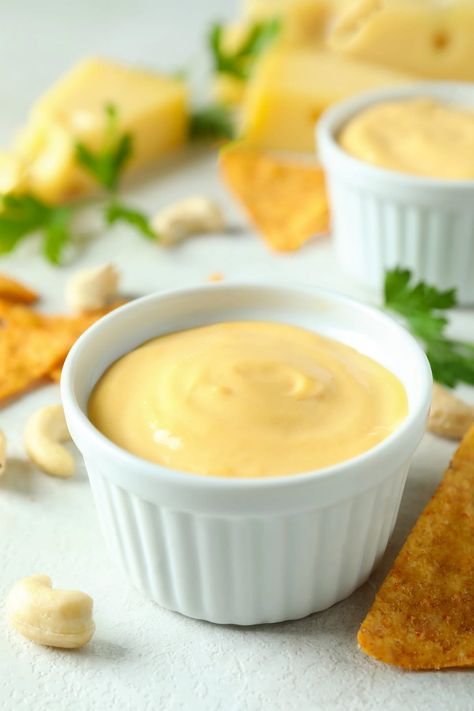 Easy 5 minute American cheese sauce that will go well with almost anything. This American sauce is creamy, full of flavor and perfect to use for dipping with nachos, fries, bretzels, broccoli, asparagus and a lot more. American Cheese Dip, American Cheese Recipes, American Cheese Sauce, Nachos Fries, Easy Nacho Cheese, Simple Cheese Sauce, Velveeta Cheese Sauce, Melted Cheese Sauce, Easy Cheese Dip