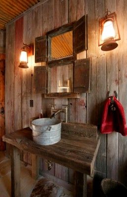 Rustic Barn Bathrooms-15-1 Kindesign Baie Vintage, Rustic Bathroom Sinks, Rustic Powder Room, Powder Room Design Ideas, Barn Bathroom, Bucket Sink, Primitive Bathrooms, Cabin Bathrooms, Rustic Bathroom Designs