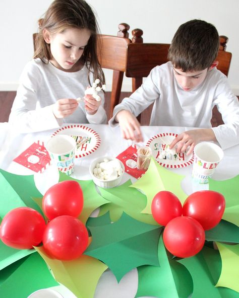 Christmas Kids Table with DIY Holly Tablerunner and Marshmellow Snowflake Kids Craft Christmas Table Crafts For Kids, School Christmas Party Centerpieces, Christmas Table Settings For Kids, Christmas Craft Party Kids, Kids Christmas Party Centerpieces, Christmas Centerpieces Diy Kids, Kids Christmas Party Table Decor, Kids Christmas Centerpieces, Christmas Table For Kids