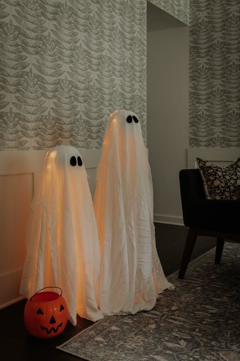 Spooky DIY Tomato Cage Ghosts - Decor Hint Panther Halloween Costume, Halloween Lights Diy, Diy Tomato Cage, Diy Ghost Decoration, Outdoor Ghosts, Diy Halloween Ghosts, Cheesecloth Ghost, Spooky Diy, Halloween Decor Ideas