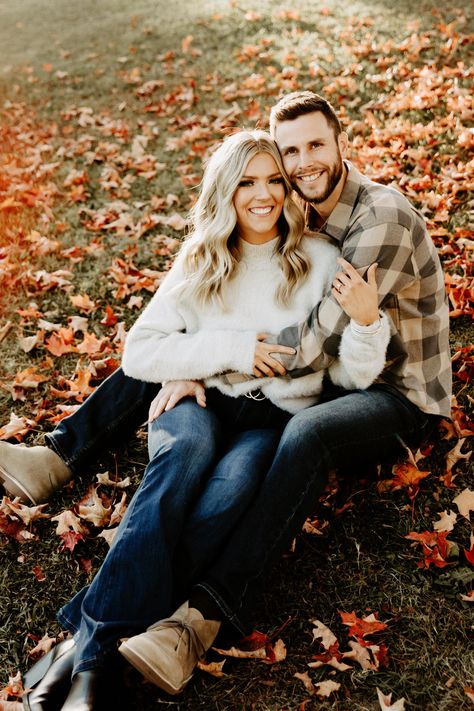 Engagement Photos Outfits Fall Mountains, Fall Couple Pictures With Blanket, Husband And Wife Photo Ideas Romantic, Engagement Photos Ideas Short Guy, Fall Photos For Couples, Fall Engagement Pictures Leaves, Fall Foliage Engagement Pictures, Late Fall Engagement Photos, Fall Couple Pics With Dog