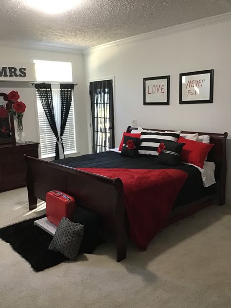 Red, black and white bedroom ideas Red And Black Modern Bedroom, Bedroom Decor With Red Accents, Red Black White Living Room Decor, Black White Red Bed, Black White Red Home Decor, Red And White Apartment Decor, Black White Grey And Red Bedroom Ideas, Black Red And White Bedroom Decor, Red And Black Master Bedrooms Decor