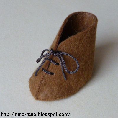 The short boots of felt for simple felt doll. Doll Shoes Tutorial, Waldorf Dolls Clothes, Doll Shoe Patterns, Felt Boots, Fairy Shoes, Doll Clothes Patterns Free, Felt Shoes, Boots Patterns, Clothing Patterns Free