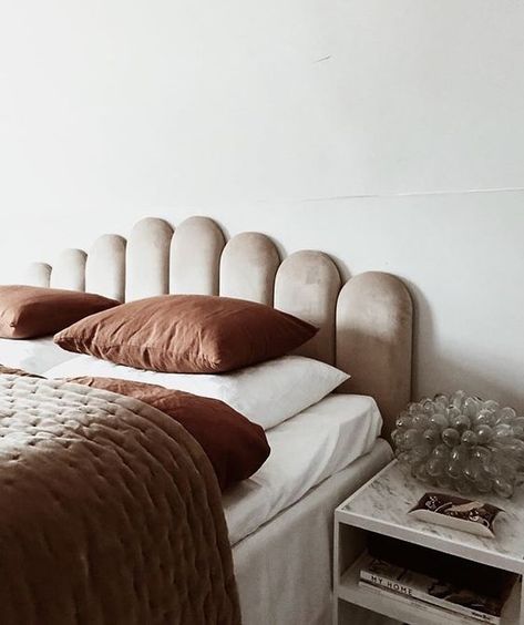 Lady finger velvet headboards 😍  Photo from @pinterest Calamine Bedroom, White Velvet Headboard, Copper Pillows, Brown Quilt, Interior Boho, Velvet Headboard, Dreamy Bedrooms, Color Story, Scandinavian Home