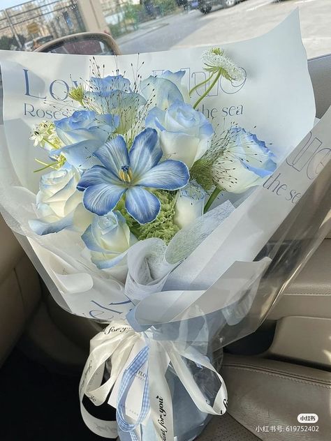 Hibiscus Bouquet, Blue Flowers Bouquet, Flower Boquet, Luxury Flower Bouquets, Boquette Flowers, Flower Gift Ideas, Flowers Bouquet Gift, Blue Bouquet, Flowers Beautiful