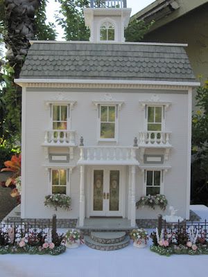 Brick Dollhouse Exterior, Dollhouse Exterior Ideas, Country Dollhouse, Gray Brick, Miniature Dollhouses, Diy Miniatures, Vertical Siding, Grey Brick, Dollhouse Ideas