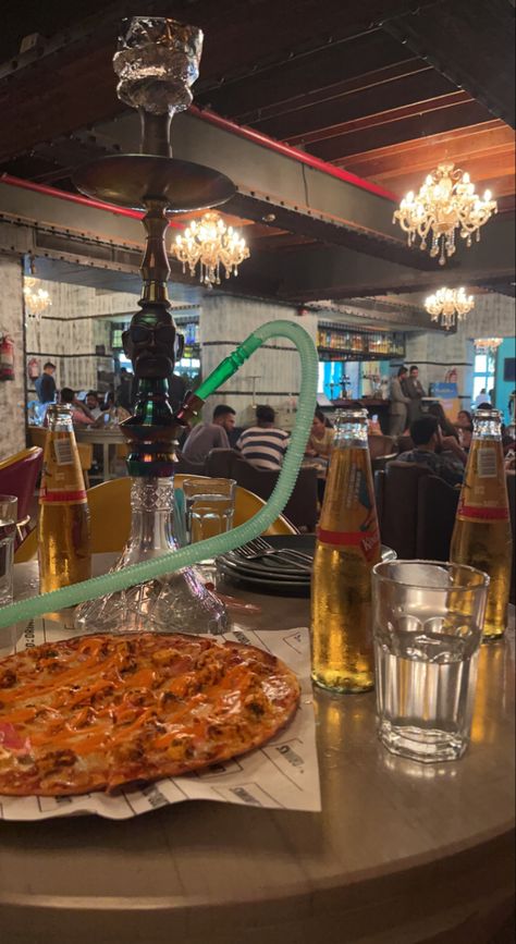 Pizza and beer in aesthetic cafe Aesthetic Pizza, Beer And Food, Beer Food, Pizza And Beer, Lifestyle Influencer, Food Photo, Influencer, Pizza, Beer