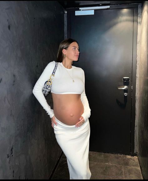 Spain Outfit, Stylish Maternity Outfits, Stylish Maternity, Pregnancy Outfits, Pregnant Belly, Crop Top Outfits, Pregnancy Workout, Pregnancy Shoot, Maternity Fashion