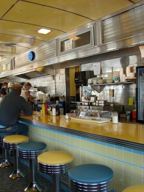 70s Diner, Diner Counter, Diner Aesthetic, Diner Restaurant, Vintage Diner, Retro Diner, American Diner, Drive In Theater, Milk Bar