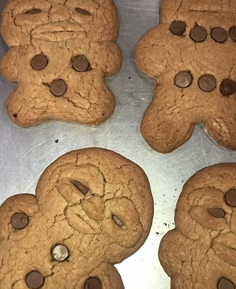 Cursed Gingerbread Man, Cursed Cookies, Funny Gingerbread Men, Ugly Cookies, Ginger Man Cookies, Funny Cookies, Cute Christmas Cookies, Christmas Biscuits, Cute Birthday Ideas