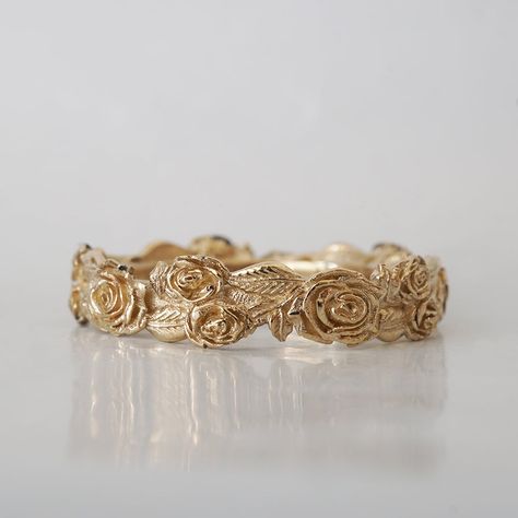 "Take time to smell the roses" Express your love with this Floral Roses Eternity Band. Crafted with your choice of 14K or 18K gold featuring beautiful sculpture roses that goes all around. It will surely take your breath away and make them feel cherished. A truly romantic and dreamy way to show your affection. 14k and 18K solid gold Flowers goes all the way around 5mm flower width ** This item is specially made for you. Please allow 1-2 week lead time. This ring is not resizable, please ensure y Floral Wedding Bands, Gold Flower Ring, Fall Rings, Floral Engagement Ring, Smell The Roses, Flower Band, Rose Ring, Jewelry Lookbook, Pretty Rings